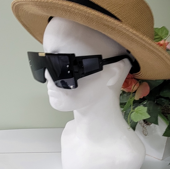 Designer Accessories - NWT OVERSIZED FLAT TOP DESIGNER STYLE SUNGLASSES…